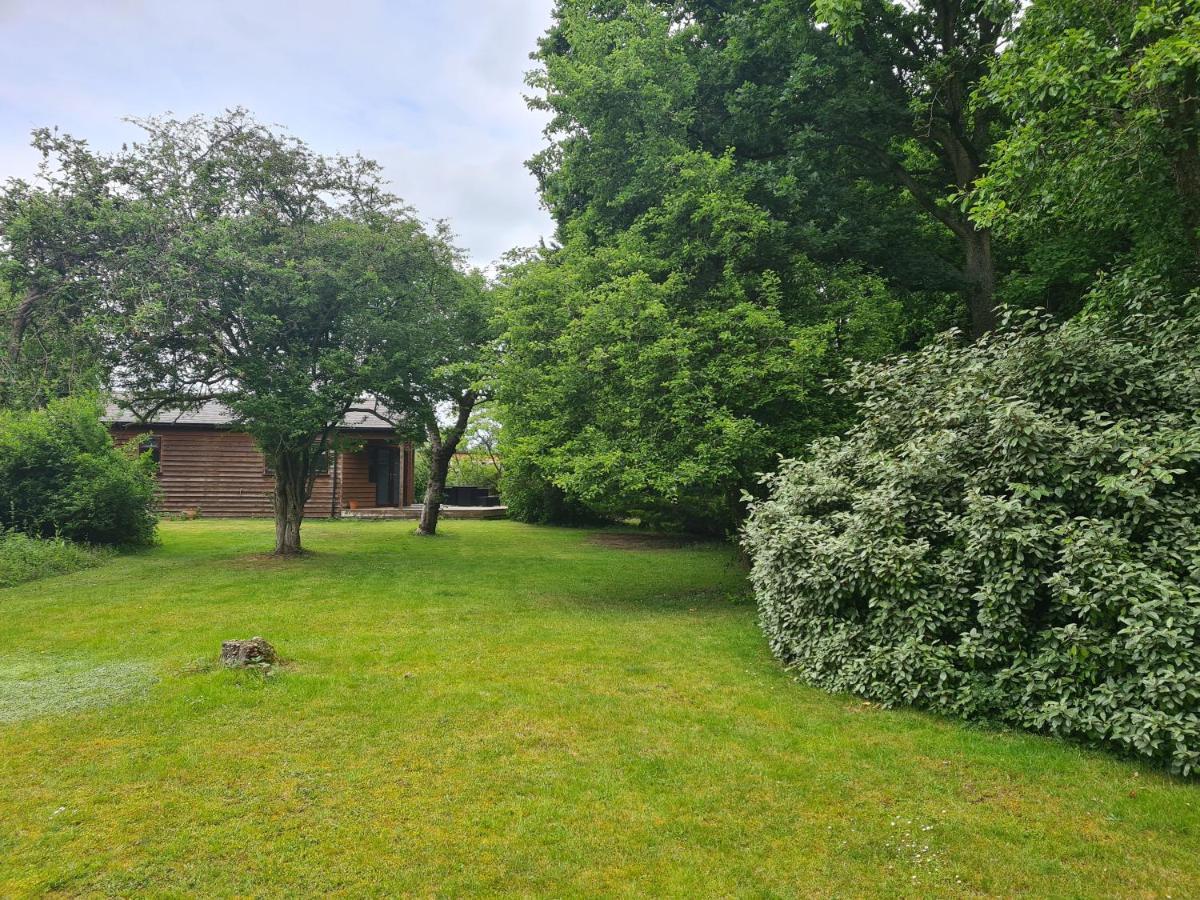 The Reading Whole Chalet With Lake And Two Acre Gardens Exterior foto